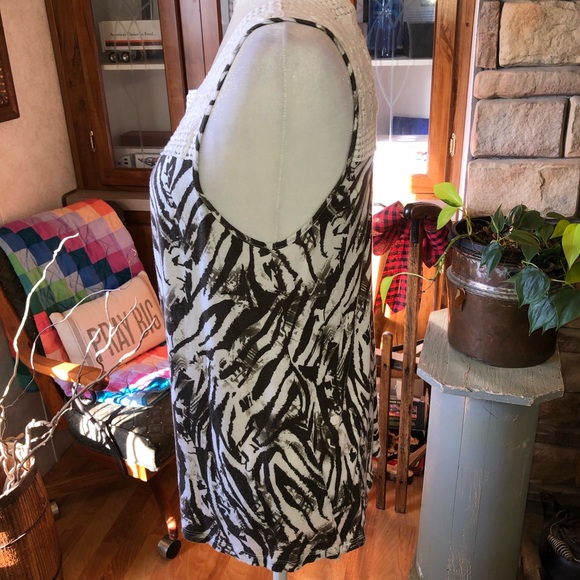 PLEIONE SIZE MEDIUM DARK GREEN AND WHITE SLEEVELESS TOP WITH EMBROIDERED CHEST - Picture 4 of 5